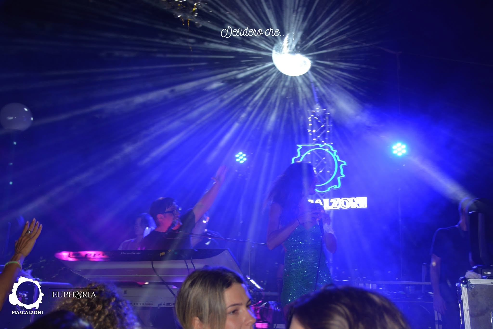 DJ set e voce dal vivo con luci blu e logo Mascalzoni